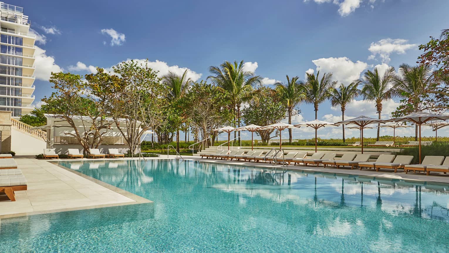 Miami Beach Area Hotel Oceanfront Pool & Spa | Four Seasons