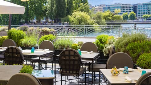 Terrace restaurant at the edge of Lake Geneva