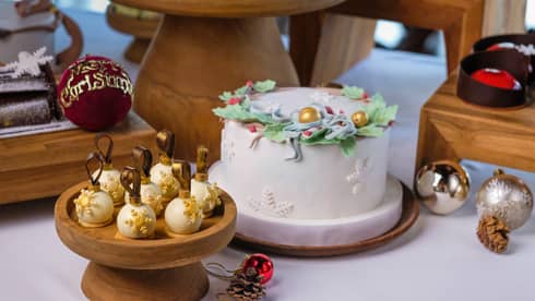 Festive food, cocktails, wine and décor at luxury hotel