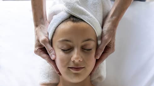 Teenage girl gets spa facial