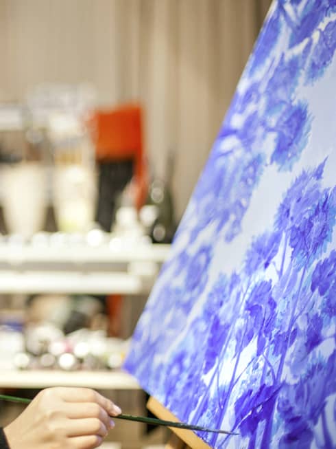 Ms. Wan Jin Yu(Vivi) paints a blue floral painting