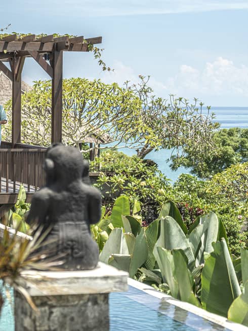 Royal Villa infinity pool and outdoor dining area