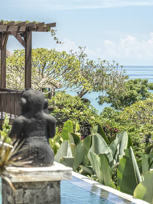 Royal Villa infinity pool and outdoor dining area