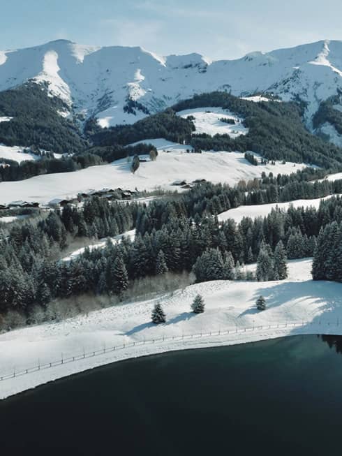 Snowy landscape and mountains surrounding the Lac de Javen
