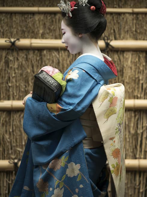 Maiko walks around in Garden