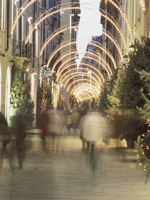 Italy, Lombardy, Milan, Via Della Spiga, Shoppers At Christmas