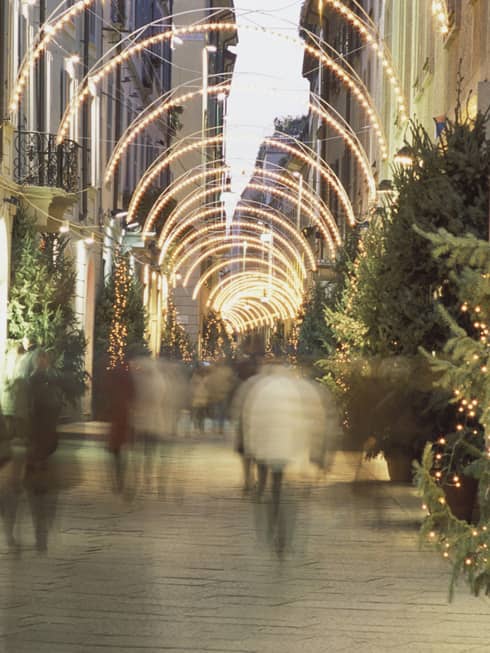 Italy, Lombardy, Milan, Via Della Spiga, Shoppers At Christmas
