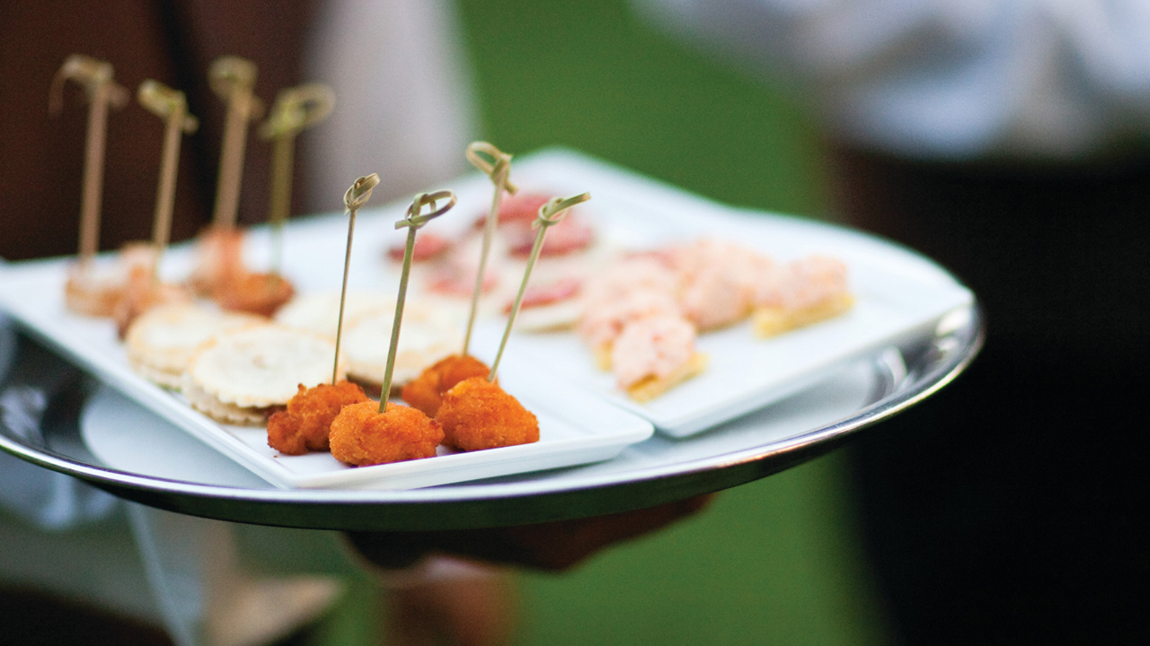 خدمة تقديم الطعام خارج الفندق