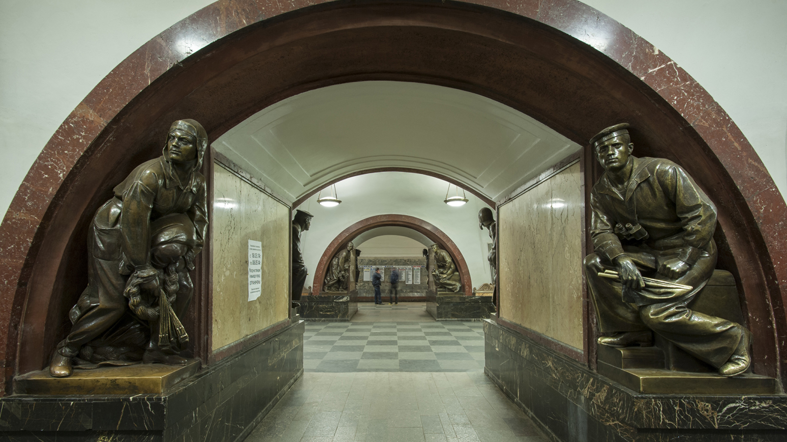 Площадь революции. Площадь революции станция метро Москва. Московский метрополитен станция площадь революции. Площадь революции станция метро Арбатско-Покровская линия. Метро «площадь революции» (м.а. Фомин)..