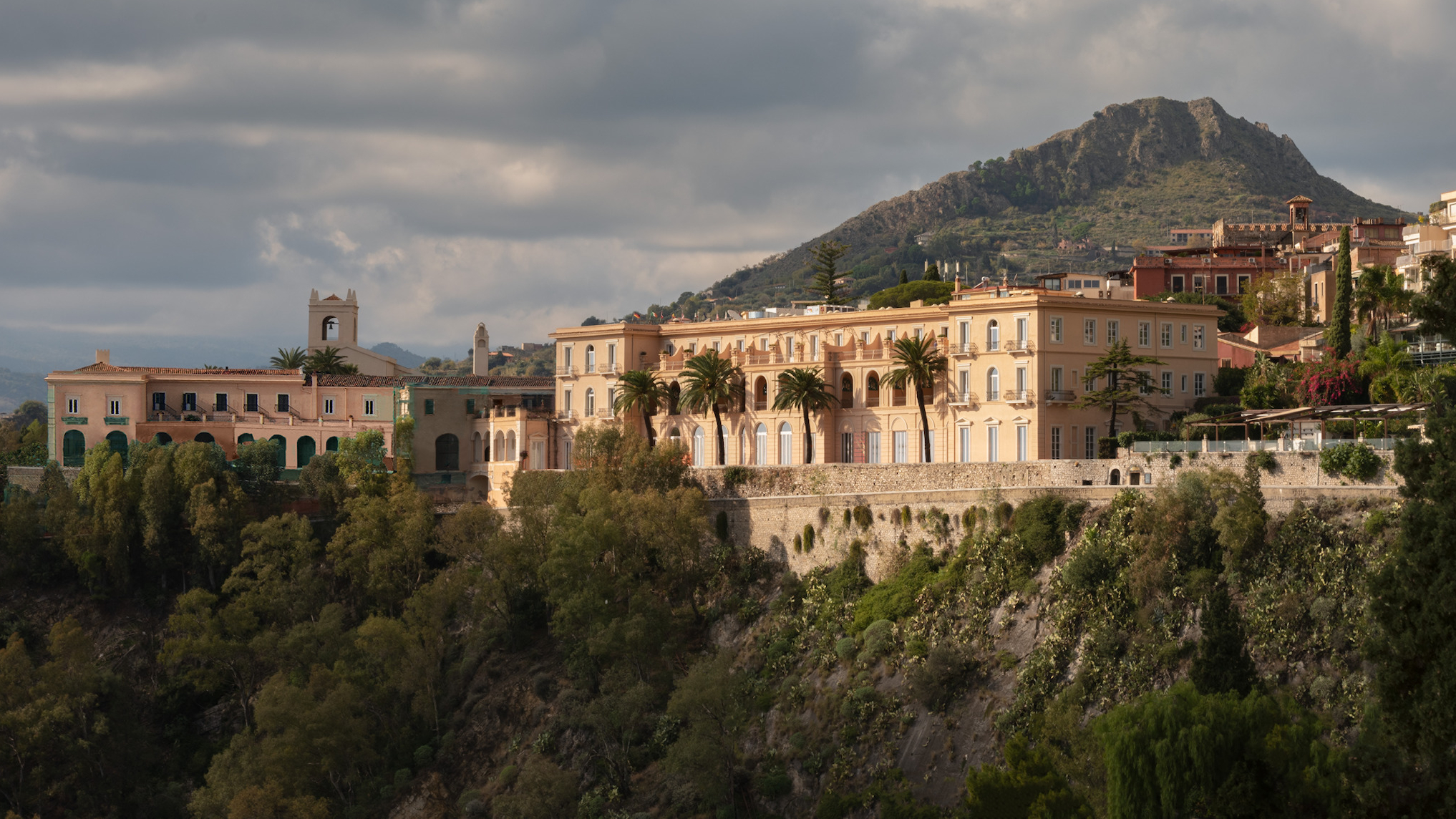 San Domenico Palace, légendaire hôtel de Taormina, en Sicile, entre dans une nouvelle ère, avec sa réouverture cet été, sous la marque Four Seasons Hotels and Resorts