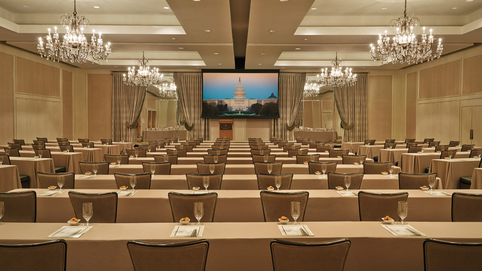 Зал four Seasons Ballroom