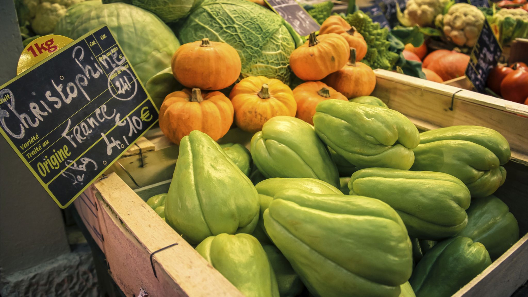 Tour a traditional French market in Paris