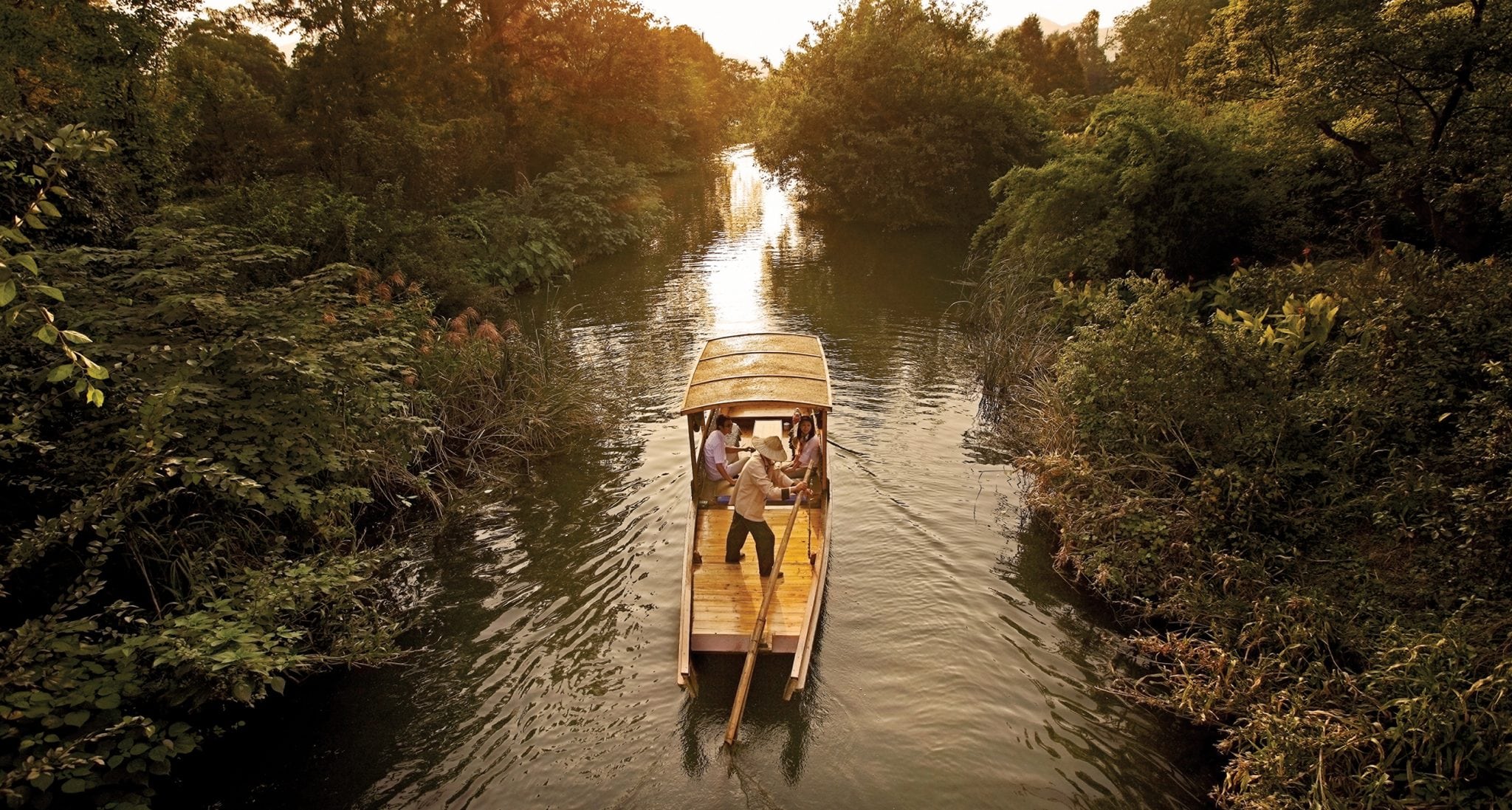 Rowboat arrival in Hangzhou
