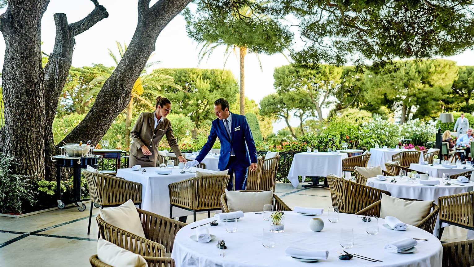 Le Cap terrace with tables covered in white tablecloths and with light-brown chairs