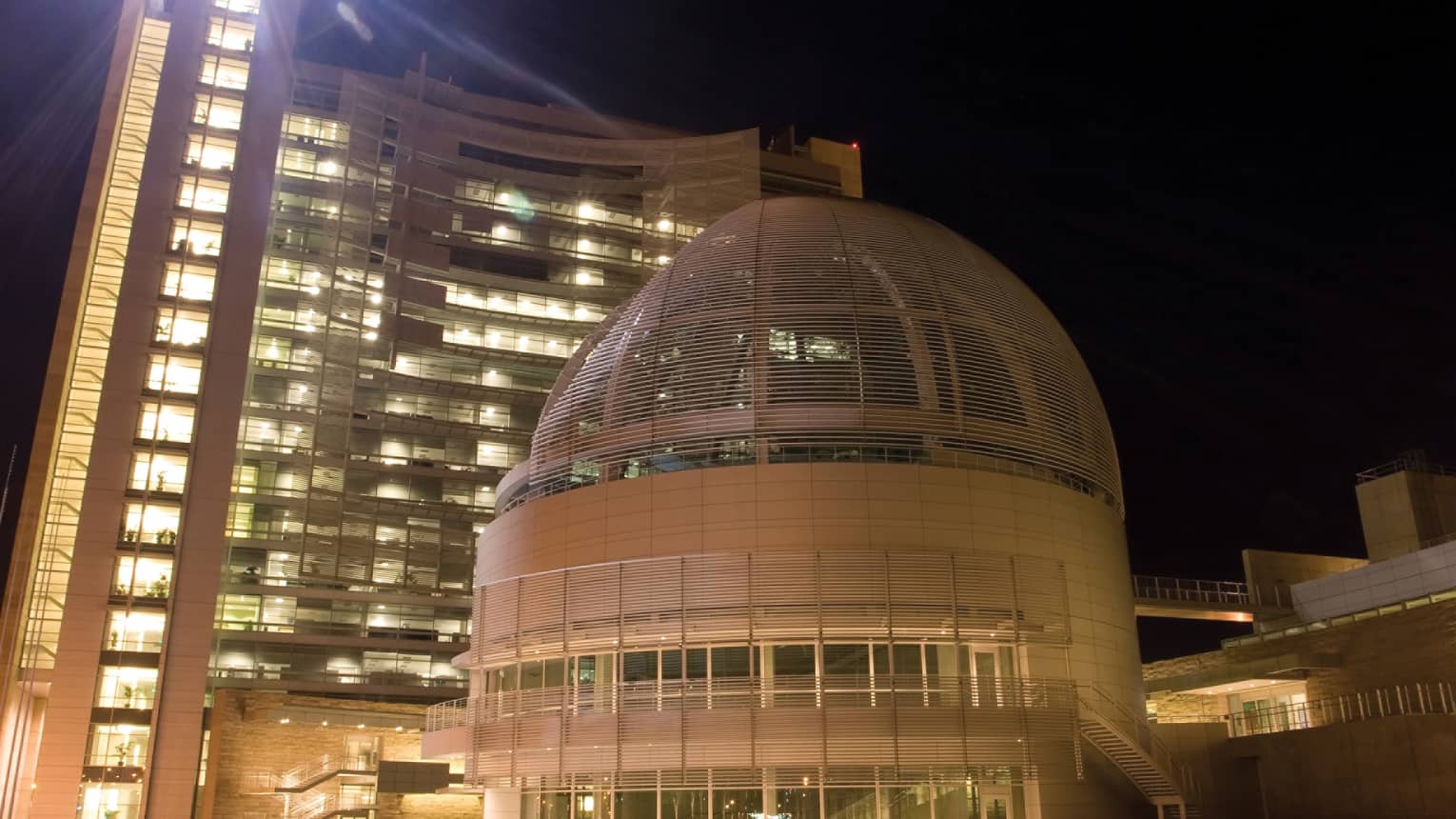 A building with a dome ceiling and many windows covering it.