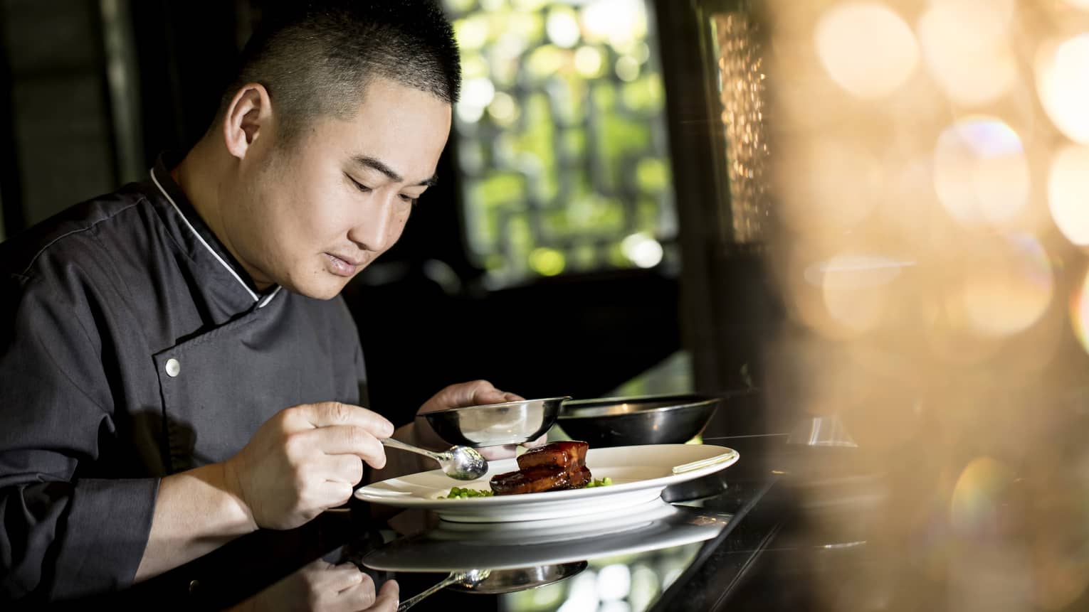 Jin Sha Executive Head Chef Wang Yong garnishing dish