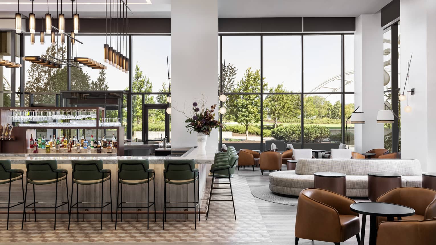 Bar in the centre of restaurant with wall-to-wall windows