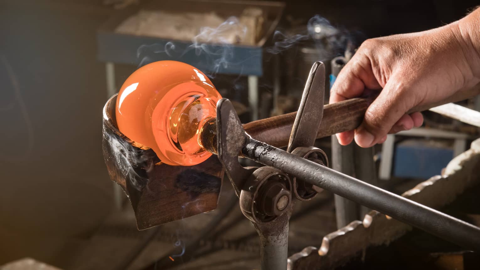 An artisan making Rucki Glass