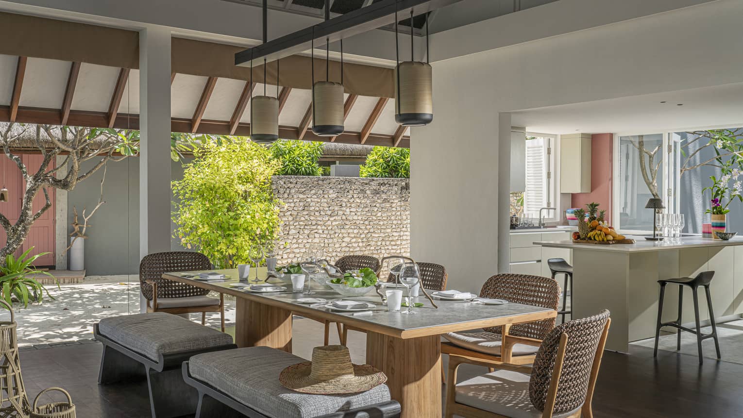 Indoor-outdoor dining room