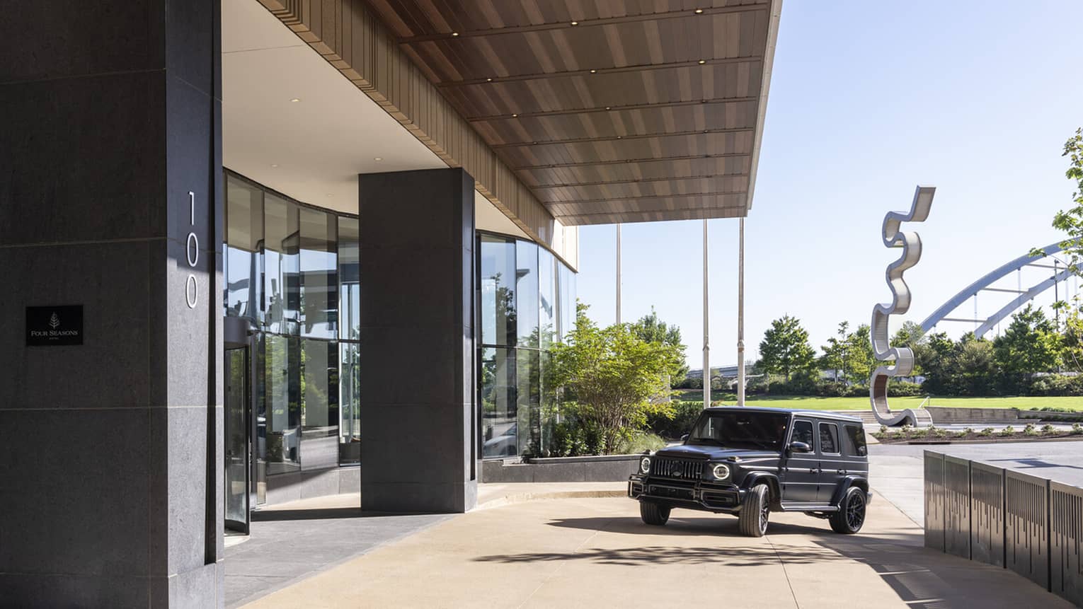 A car arrives to the hotel's front entrance