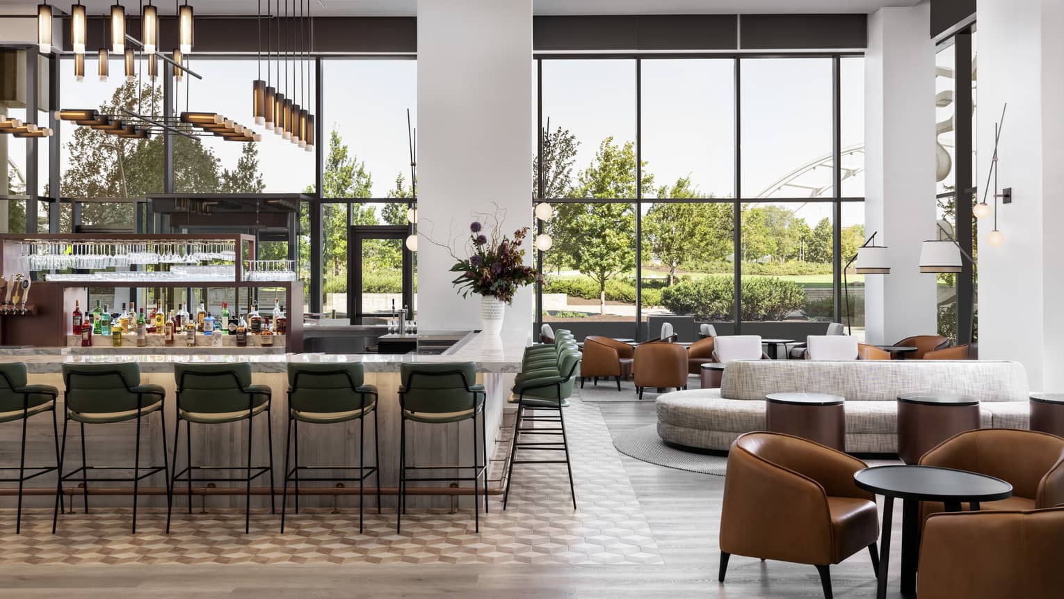 Bar in the centre of restaurant with wall-to-wall windows