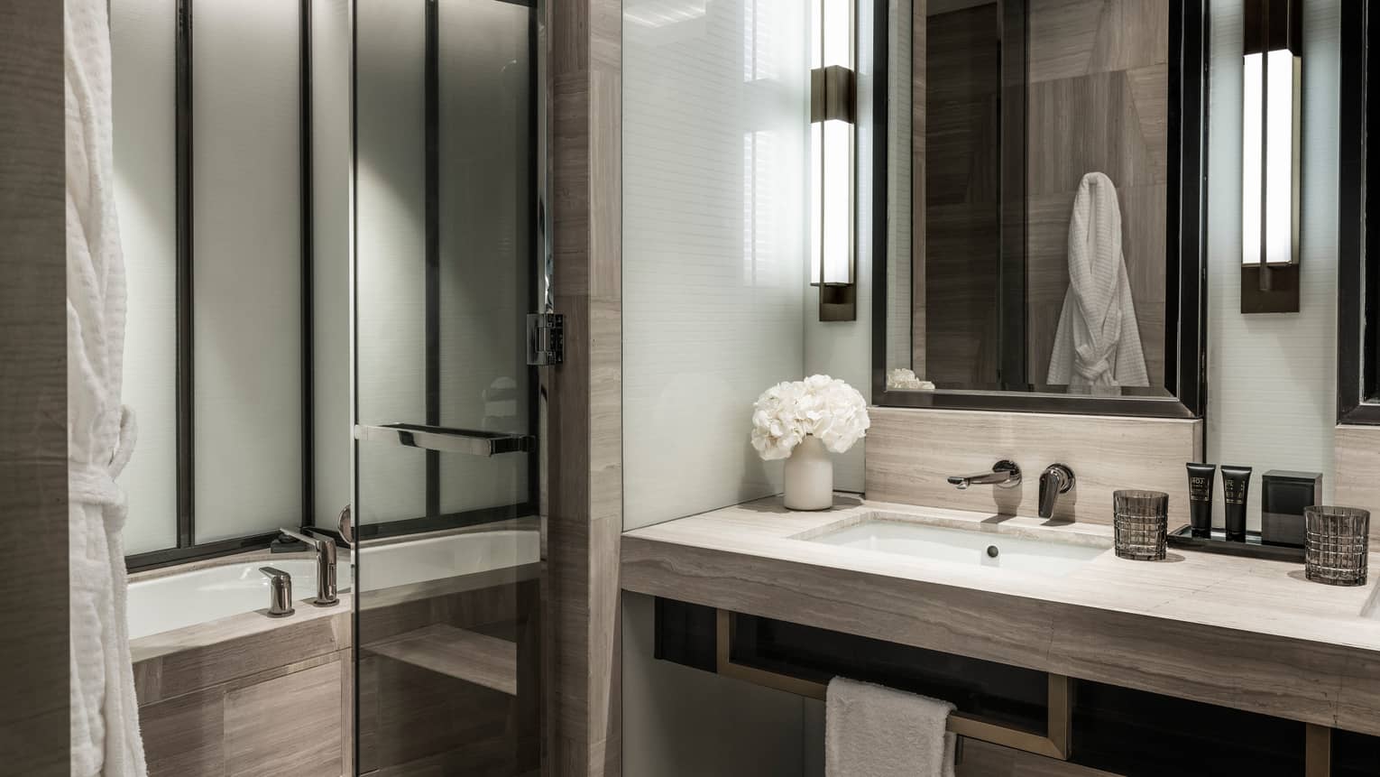 Four Seasons Park View Bathroom