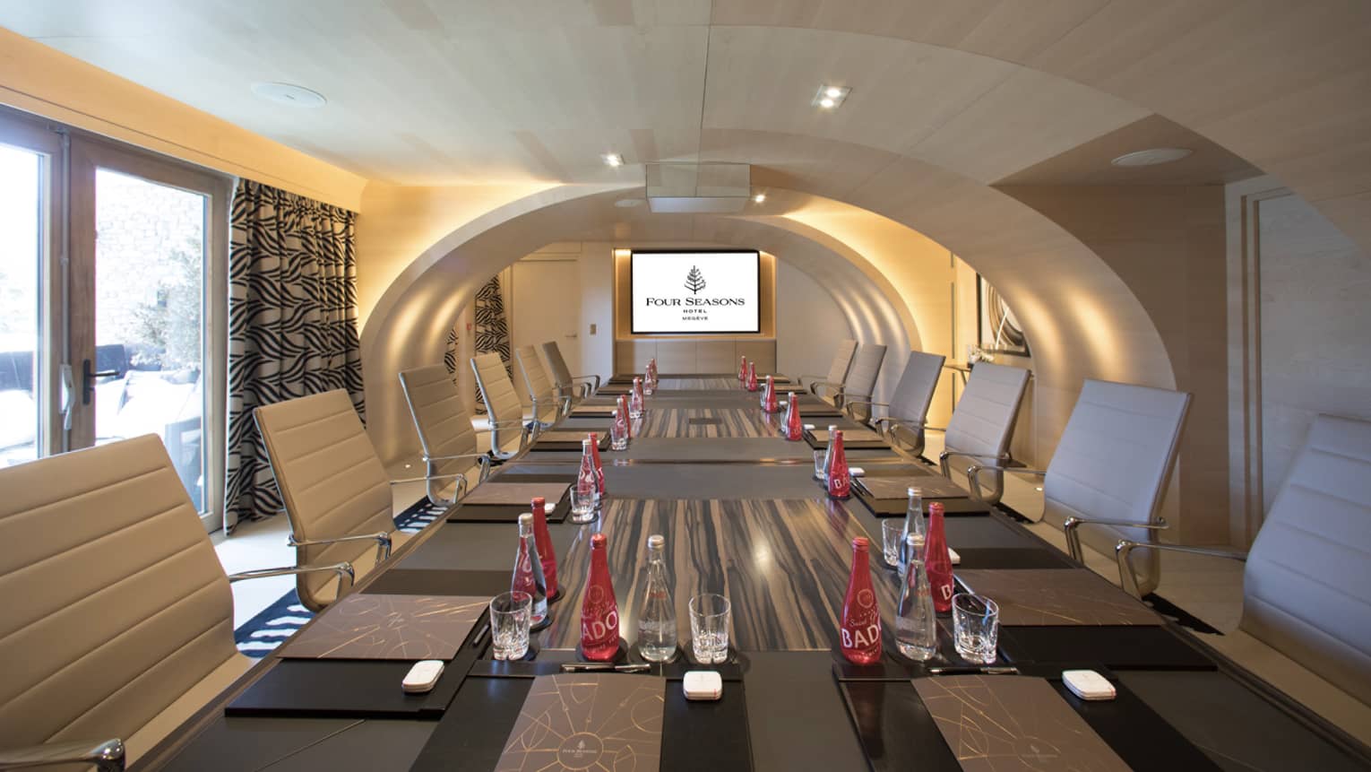 Board Salon Macan, modern meeting room with long boardroom table, screen