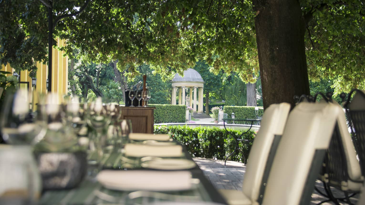 Long outdoor dining table at Al Fresco Trattoria, Pizzeria & Barbecue
