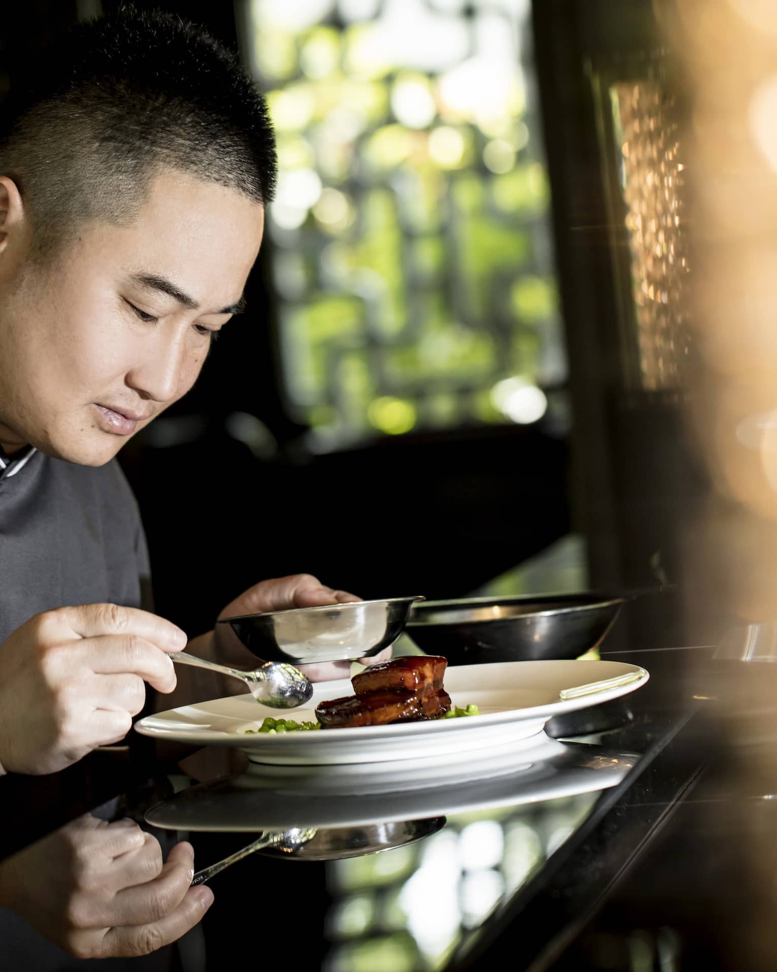 Jin Sha Executive Head Chef Wang Yong garnishing dish