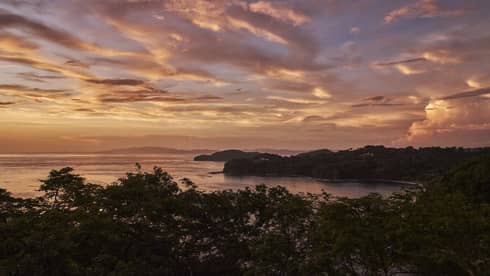 A pink and purple cloud-dappled sky over Peninsula Papagayo