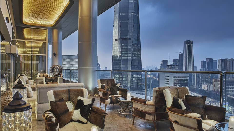 Alto restaurant terrace with view of the city